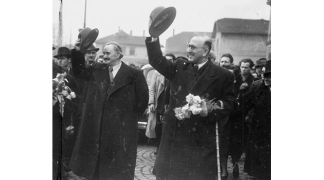 Георги Димитров (вляво) и Кимон Георгиев (вдясно), който предава на руснаците ключовете от трезора на БНБ.
