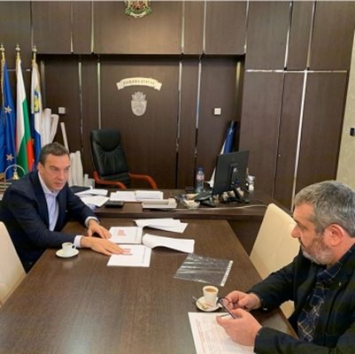 Кветът Димитър Николов и шефът на РЗИ Бургас д-р Георги Паздеров обсъдиха ситуацията ден преди заседанието на комисията.