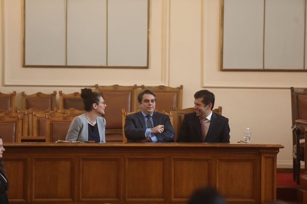 Вицепремиерът и финансов министър Асен Василев (в средата) отговаряше на въпроси на депутатите по време на блицконтрола в парламента. 
СНИМКИ: Николай Литов