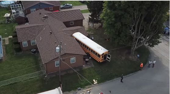Пълен с ученици автобус се заби в къща в Индиана, шофьорът получил удар (Видео)
