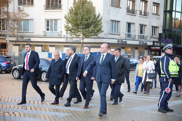 Лидерите на "Демократична България" Атанас Атанасов, Христо Иванов и Владислав Панев също доведоха цялата си парламентарна група заедно.