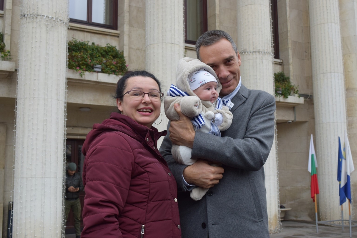 Бебе на 2 месеца е най-малкият именик в "златната снимка" на Никулден в Бургас (Снимки)