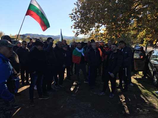 Протестиращите твърдят, че не са допускани от служителите на ловното стопанство да ловят риба в яз. "Студен кладенец".