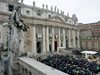 Ватиканът разреши на свещениците си да благославят еднополови двойки