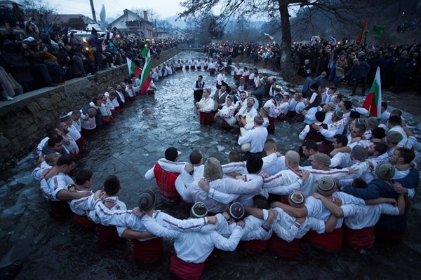 Всяка година калоферци играят прочутото си мъжко хоро в ледената река Тунджа пред очите на стотици зрители.