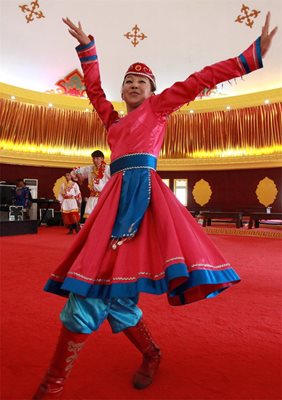 Девойка танцува в носия. Навремето ушиването на традиционните дрехи е отнемало 3 г.