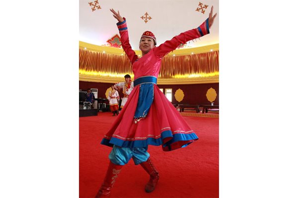 Девойка танцува в носия. Навремето ушиването на традиционните дрехи е отнемало 3 г.