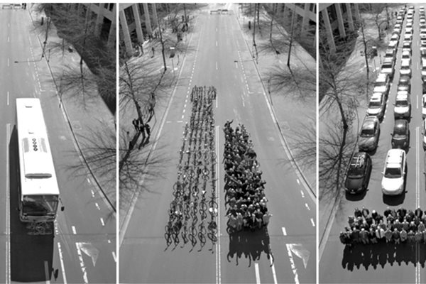 Виенската община предоставя на гражданите велосипеди и коли под наем. На снимката се вижда колко място е необходимо за транспортиране на 60 пътници с различни превозни средства.