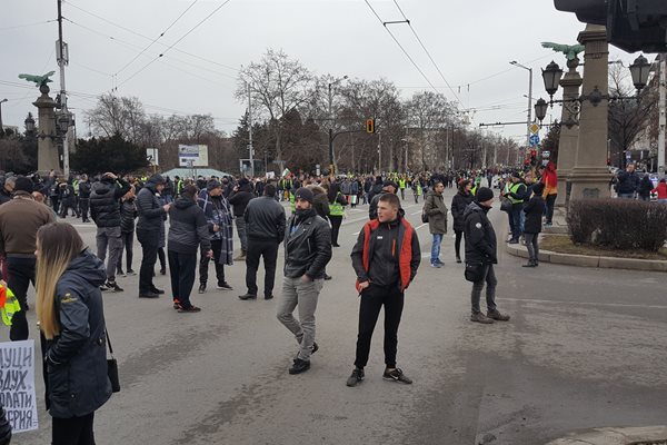 Протестиращите блокираха Орлов мост с минимално възможния брой хора.