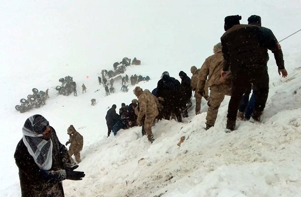 За часове: Две лавини в Турция убиха 38, самолет се разцепи на три (Обзор)