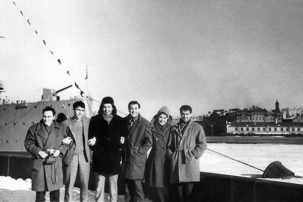 С групата, в която са Емил Димитров и Мария Косева, пред крайцера “Аврора”
СНИМКИ: ЛИЧЕН АРХИВ
