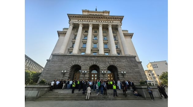 Младежите от ДПС около Пеевски и ДПС около Доган пазеха входовете на ЦИК, за да може формацията им първа да подаде документи за изборите.