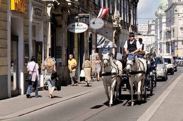 Файтон разхожда туристи по централна уличка във Виена. СНИМКА: EUROCOMMPR