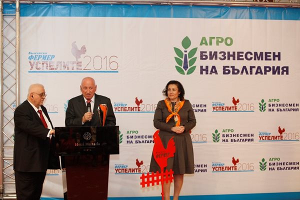 Недко Митев бе награден от главния редактор на "Български фермер" Васил Аспарухов и земеделската министърка Десислава Танева.