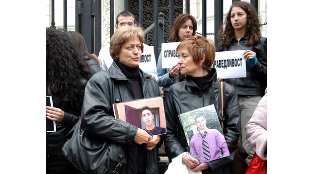 Радмила Въжарова (вдясно) и Виолета Александрова държат снимките на синовете си на протест пред Съдебната палата.