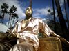 Статуя на Харви Уайнстийн по халат се появи в Холивуд (Снимки)