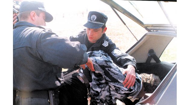1999 г.: Руски правозащитник разстрелян от свои заради земи на Дюни. Засечка в пистолета на единия от обвиняемите Полонски по чудо спасява полицаи