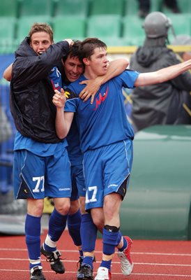 Вкаралият втория гол за "сините" Валери Домовчийски празнува с Милан Коприваров и Живко Миланов.