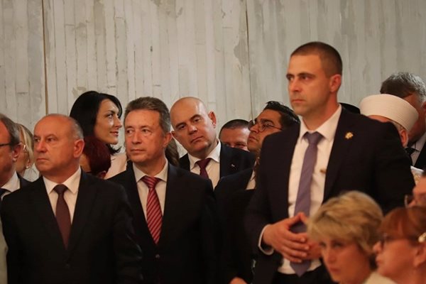 На приема на президента е конституционният съдия Янаки Стоилов, а зад него е главният прокурор Иван Гешев.