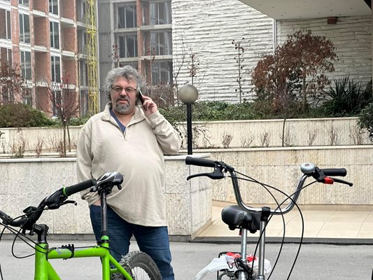 Манол Пейков се консултира по телефона, след което поведе протестиращи към хотела на Георги Гергов. Снимки и видео: Никола Михайлов