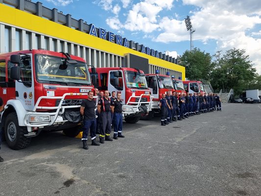 36 български огнеборци с 5 пожарни автомобила заминаха за Гърция.