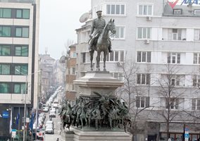 Паметникът на цар Освободител пред старата сграда на парламента.