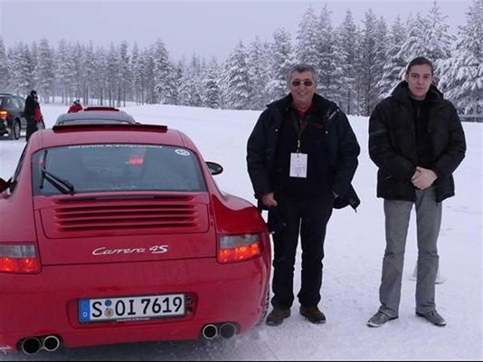Кирови - баща и син, на обучение на "Порше" за шофиране в сняг във Финландия. Киро Киров кара в България "Порше Кайен", а в Гърция - "Порше 911".