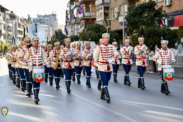 Гвардейският духов оркестър дефилира по главната улица на Велико Търново

Снимка: НВУ "Васил Левски"