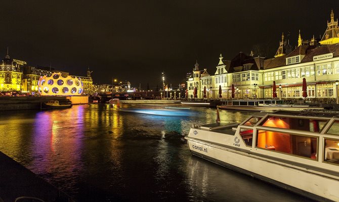 Туристически лодки обикалят каналите на Амстердам. До 2030 г. се очаква посетителите на столицата да достигнат 29 милиона.