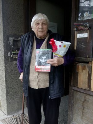 Майката на Трифон - Маринка Павлова, с книгата, посветена на сина й.