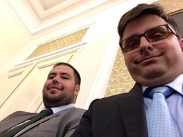 Кирил Джабаров (вляво) и Йордан Моллов (на преден план) в парламента през 2018 г. 