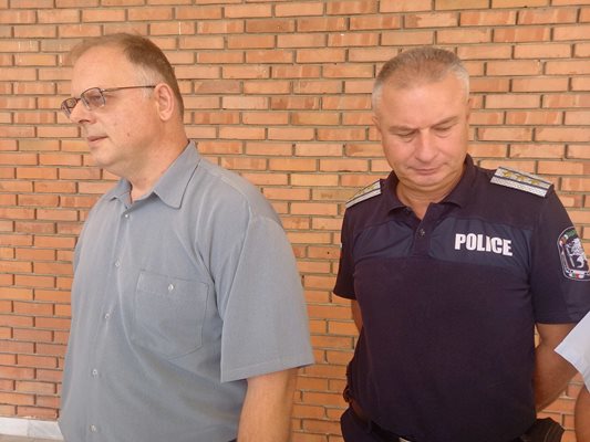 Заместник-райнният прокурор на Пловдив Атанас Илиев (вляво) и началникът на Охранителна полиция-Пловдив Костадин Костов изнесоха подробности за скандалния случай.

СНИМКА: Авторът.