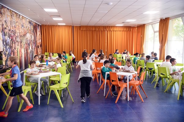 Ученици се хранят в столовата на столичното 51-о училище “Елисавета Багряна”.