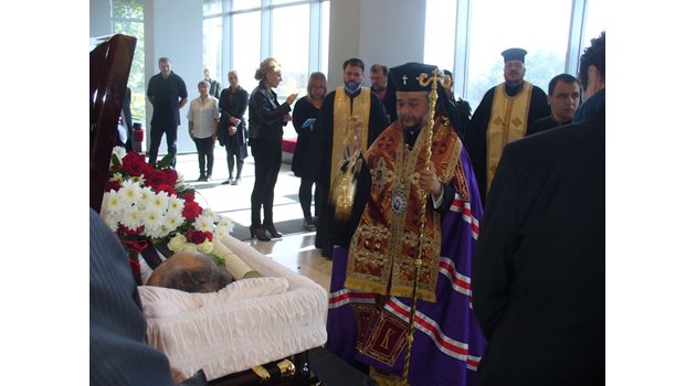 Старозагорският митрополит Киприан лично извърши опелото на починалия доктор.
