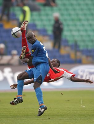 “Червеният” защитник Ибрахима Гай е готов дори да отнесе главата на “синия” нападател Екундайо Джайеоба, за да стигне първи до топката.