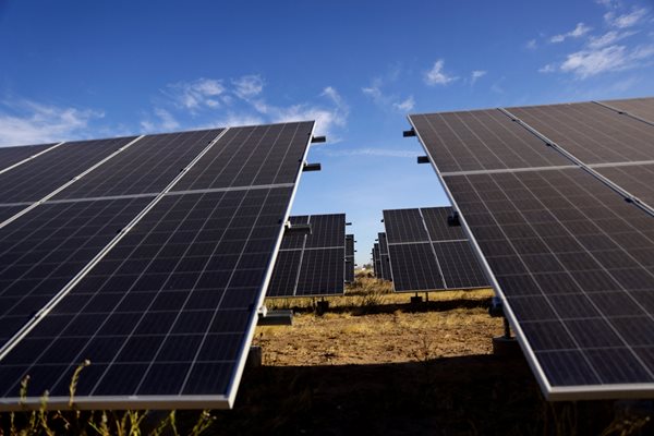 Инвестицията в соларни панели може да носи доход, а освен това спестява и разходите за електричество.