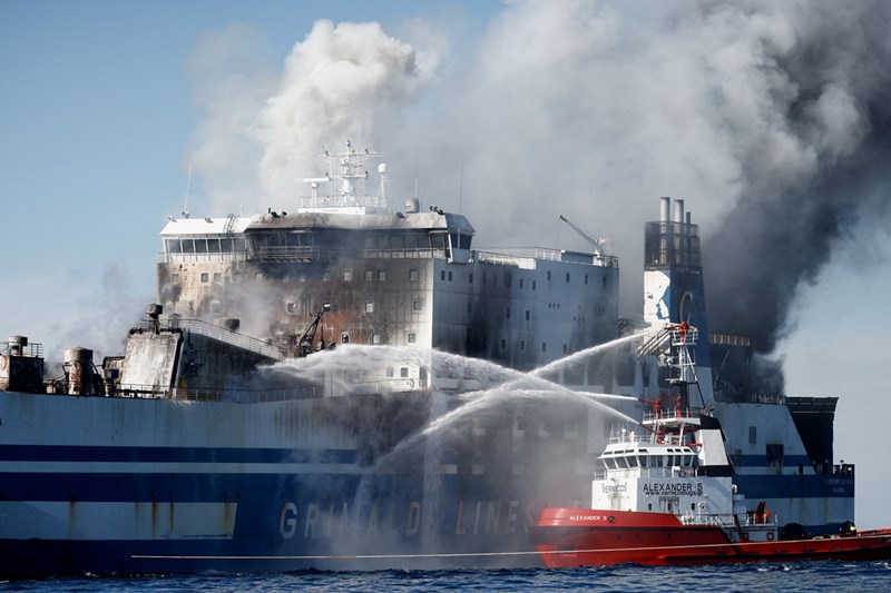 8 месеца след пожара на гръцки ферибот роднините на 5-има от изгорелите BG шофьори нямат смъртните актове