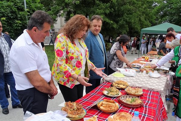 Илияна Йотова  похвали майсторлъка на местните кулинарки