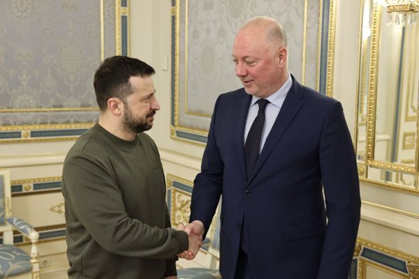 Rozin Zhelezkov s'entretient avec le président Volodymyr Zelensky (photo de droite).  Photos : Assemblée nationale