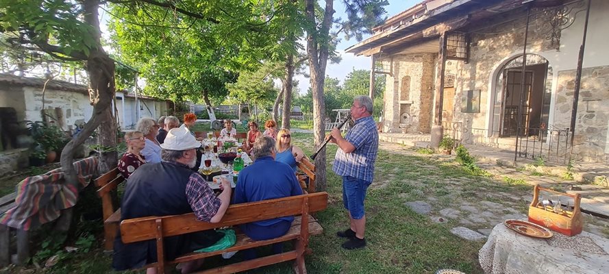 Често мероприятията в дома на Ганди приключват с веселба.