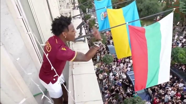 Дарън поздравява превъзбудените си фенове в София от балкона на Столичната община.