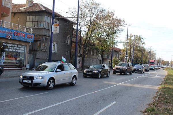Протест от над 200 автомобила премина по основни булеварди в Пазарджик срещу високите цени на горивата СНИМКА: Любо Илков