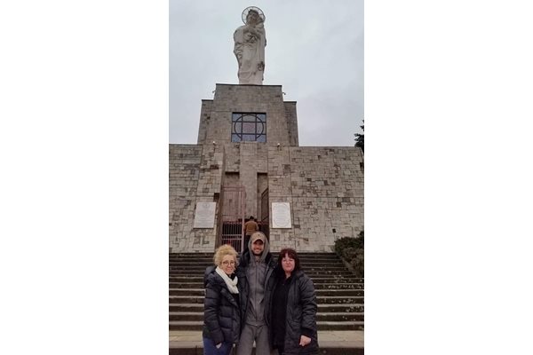 Григор Димитров с майка си Мария (на снимката - вляво) Снимки: Община Хасково