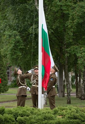 На тържествена церемония с издигане на националния ни флаг България се присъедини към центъра за върхови постижения за киберотбрана на НАТО СНИМКИ: пресцентърът на МВнР