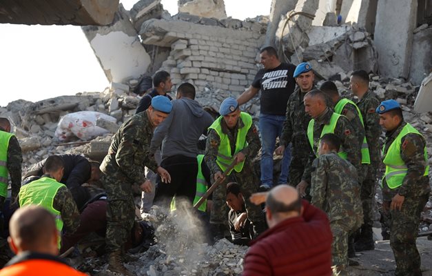 Гърция прати екип спасители в помощ на Албания след земетресението