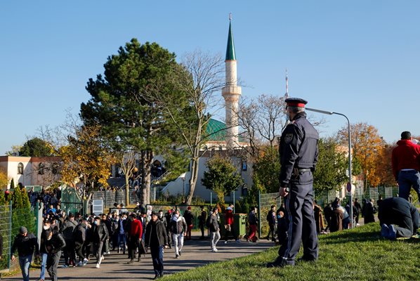 Полицай във Виена охранява джамия преди петъчната милитва.
