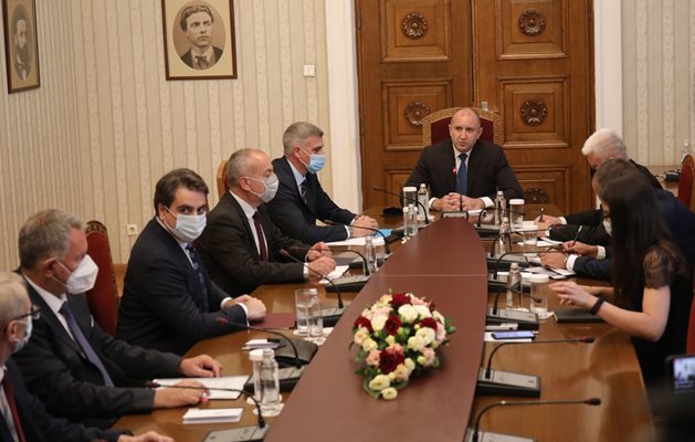 Президентът Румен Радев свика специален съвет с премиера Стефан Янев и министри за мерките при следваща COVID вълна. СНИМКА: ЙОРДАН СИМЕОНОВ