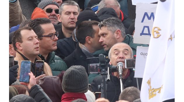 Как доц. Мангъров и Снежинка Тодорова обраха овациите на протеста пред Народното събрание