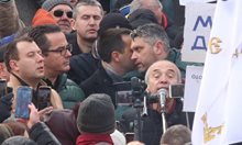 Как доц. Мангъров и Снежинка Тодорова обраха овациите на протеста пред Народното събрание