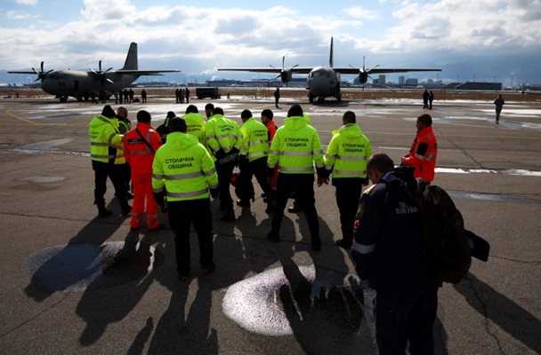 Екипите на аварийната дирекция на Столична община пристигнаха на летището в Адана, Турция.